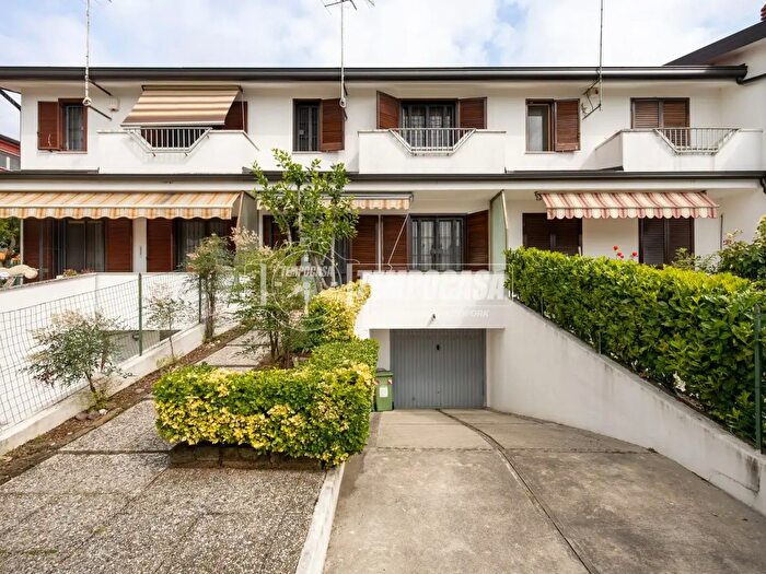 Casa quadrilocale in vendita in Via d'Acquisto, Gorgonzola