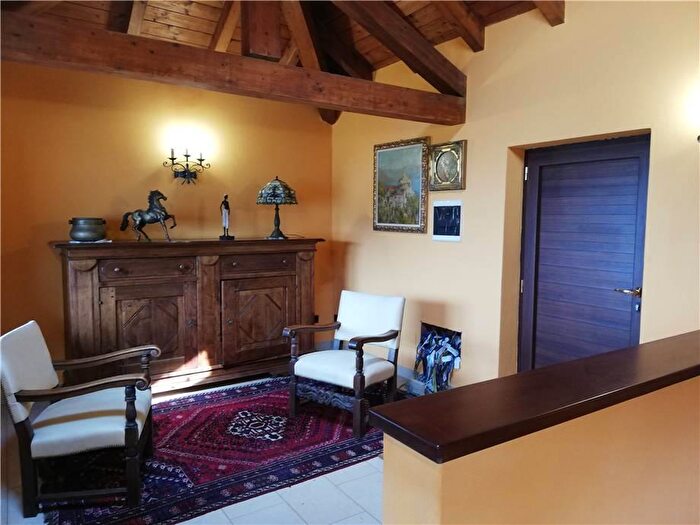 Casa con 8 locali in vendita in Via Capoluogo Snc, Intragna