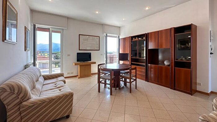 Appartamento con 6 locali in vendita in Viale Colombo, Camaiore