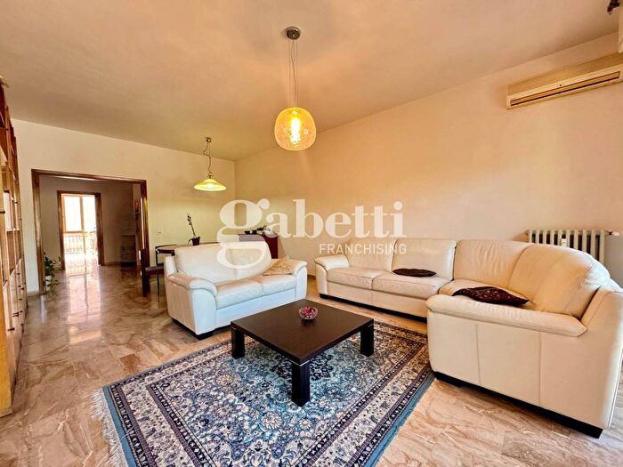 Appartamento con 6 locali in affitto in Via Marianna Nistri, Centro Storico San Francesco, Prato