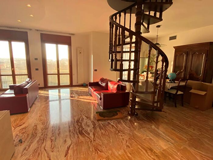 Appartamento con 6 locali in vendita in Via Manfredi, Piacenza