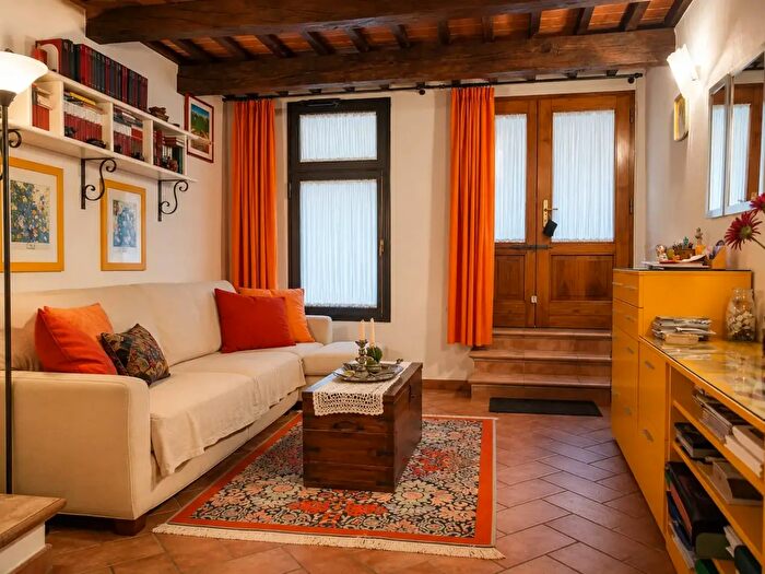 Appartamento con 5 locali in vendita in Via San Martino, Torrita Di Siena