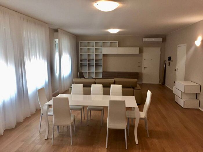 Appartamento quadrilocale in affitto in Via Modonella, Centro Storico, Modena