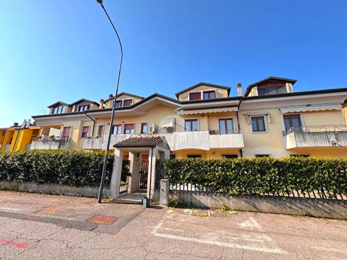 Appartamento quadrilocale in vendita in Via Bortolazzi, Castel DAzzano