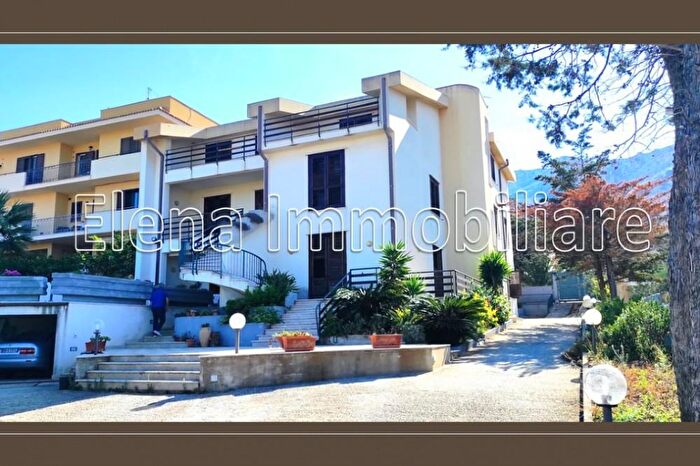 Casa con 15 locali in vendita in Alcamo