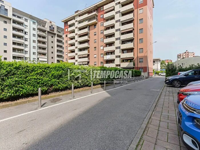 Appartamento trilocale in vendita in Via Abruzzi, Segrate