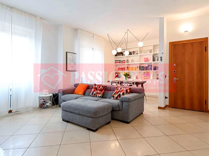 Appartamento trilocale in vendita in Via Ugo Foscolo, Bergamo