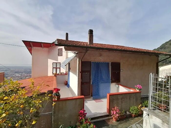 Casa quadrilocale in vendita in Massa