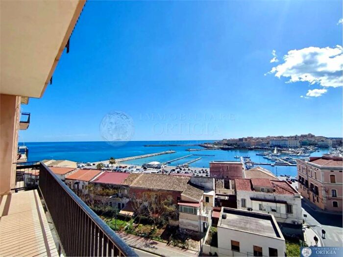 Appartamento quadrilocale in affitto in Largo Porto Piccolo SNC, Borgata Santa Lucia, Siracusa