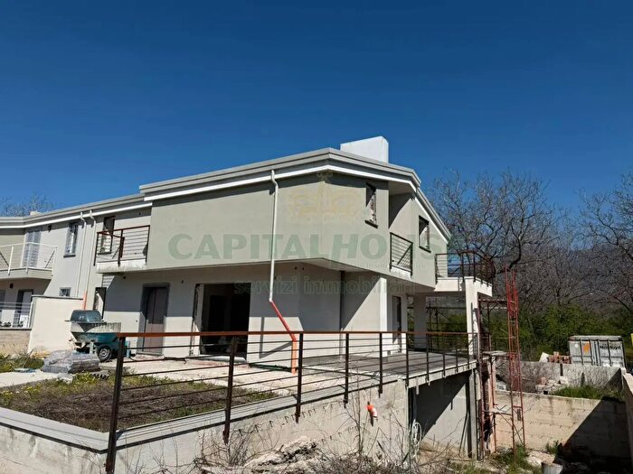 Casa con 5 locali in vendita in Avella