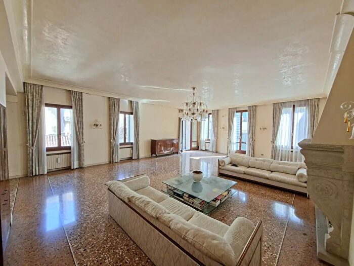 Appartamento con 8 locali in vendita in Via Daniele Manin, Padova