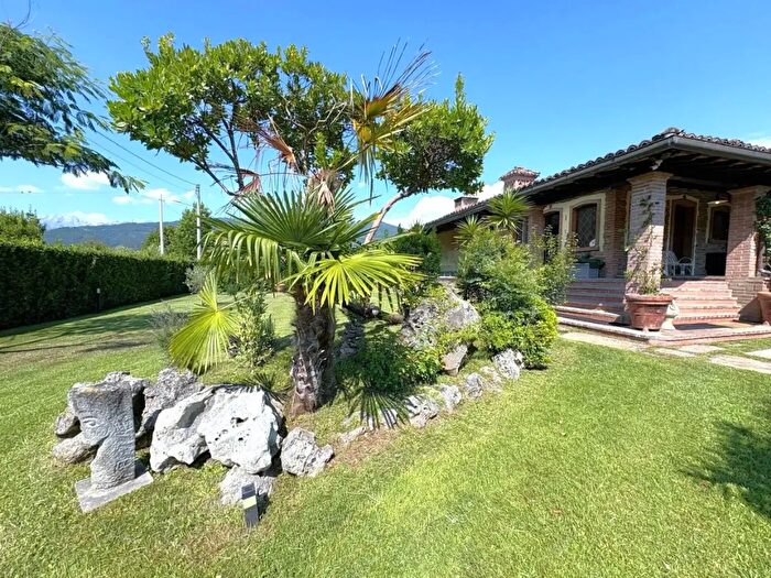 Casa con 5 locali in vendita in Massa