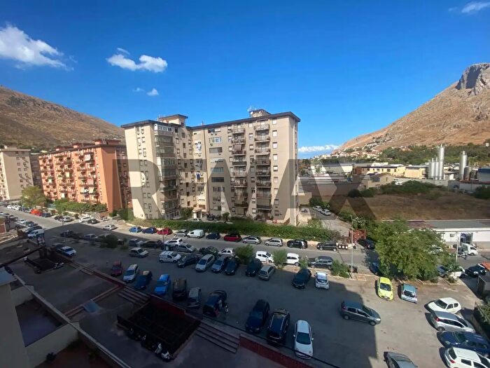 Appartamento con 6 locali in vendita in Via Caduti sul Lavoro, Palermo