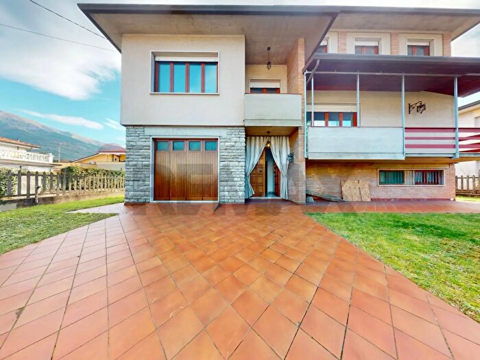 Casa con 13 locali in vendita in Via V Bachelet, Camaiore