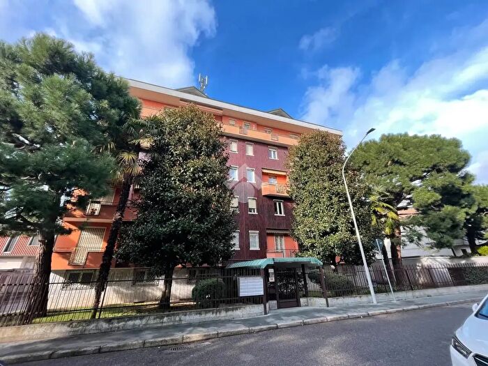 Appartamento trilocale in vendita in Via Asti, Legnano