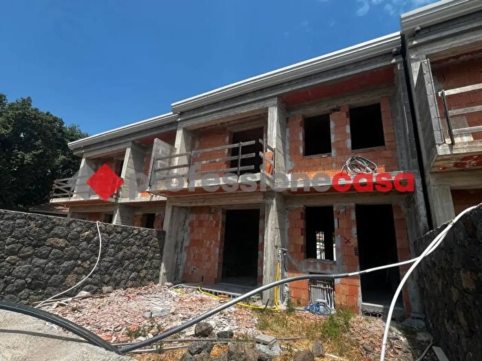 Casa con 5 locali in vendita in Via Spirito Santo Sn, Aci Sant'Antonio