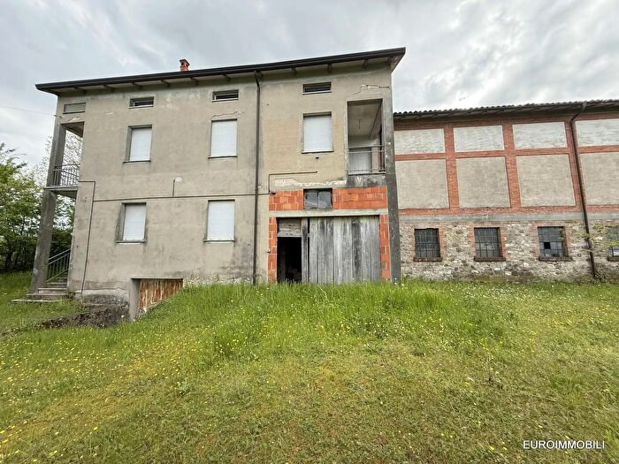 Casa con 9 locali in vendita in Strada La Villa Bazzano, Neviano Degli Arduini