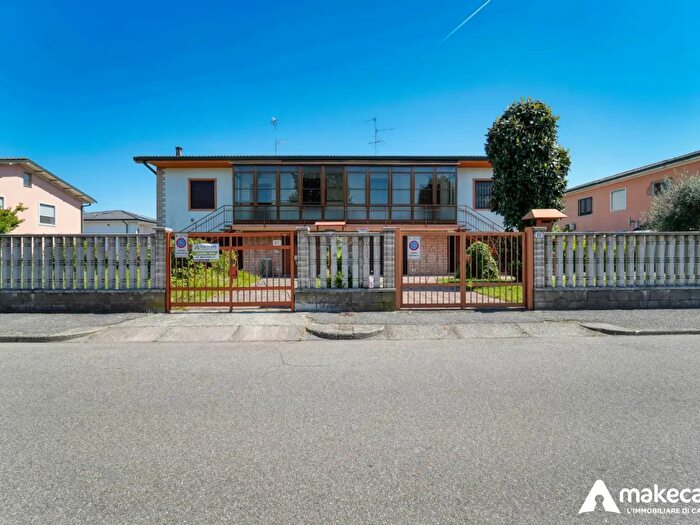 Casa quadrilocale in vendita in Via Monviso, Cerro Al Lambro