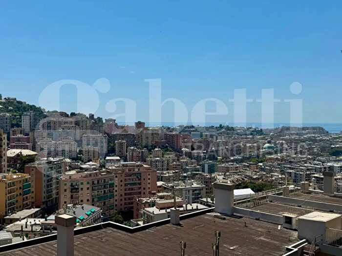 Appartamento trilocale in vendita in Via aRobino, Genova