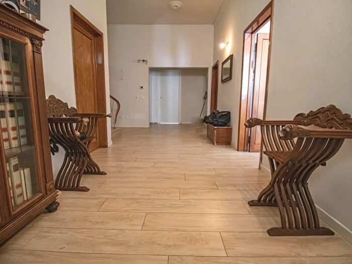 Casa con 6 locali in vendita in Prato