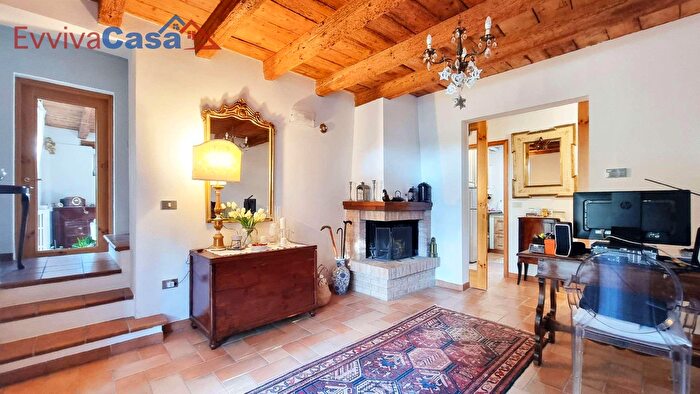 Casa con 7 locali in vendita in Via Umberto I, Trecastelli