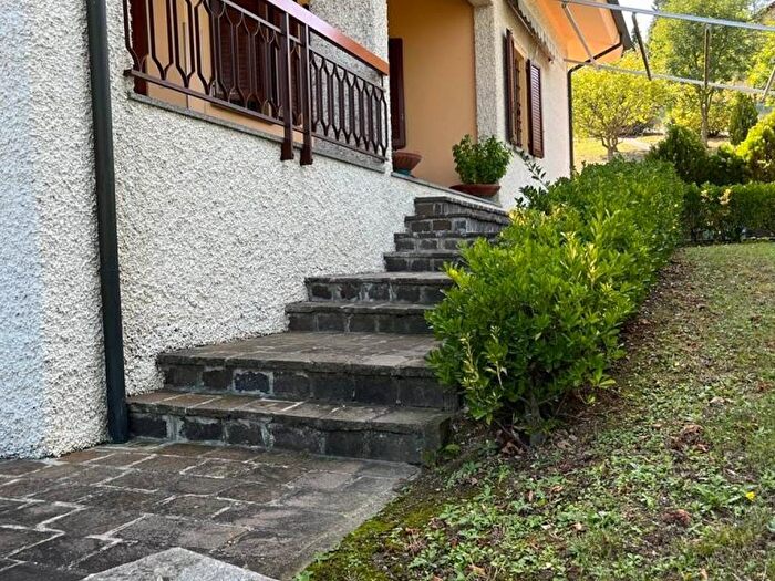 Appartamento con 6 locali in vendita in Via Generale Carlo Alberto Dalla Chiesa, La Vecchia, Vezzano sul Crostolo