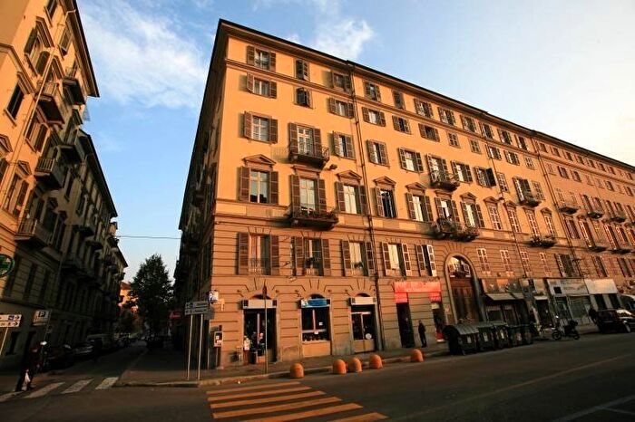 Appartamento trilocale in affitto in Via Nizza, San Salvario Baretti, Torino