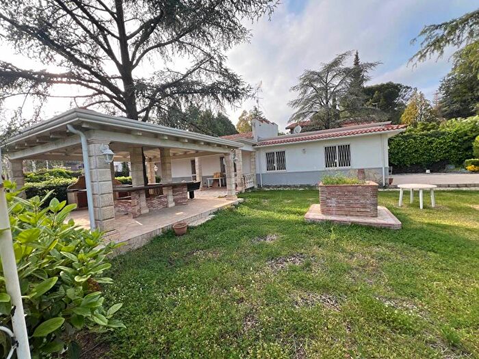 Casa con 6 locali in affitto in Corso Ara di Giove, Nicolosi Pedara, Pedara