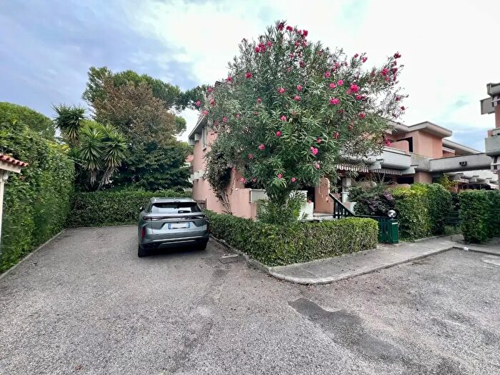 Casa con 6 locali in vendita in Ia Gioacchino Rossini, Massa