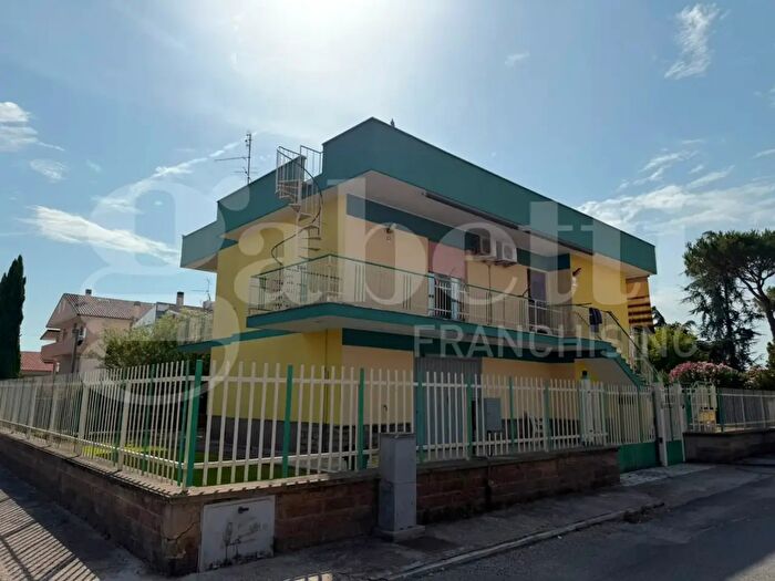 Casa quadrilocale in vendita in Via Perugia, Aprilia