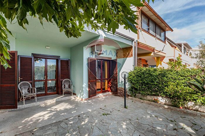 Appartamento trilocale in vendita in Via Carducci, Villasimius