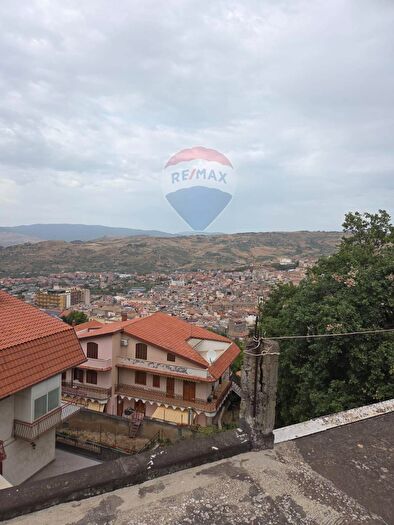 Casa con 9 locali in vendita in Via Vincenzo Bellini, Bronte