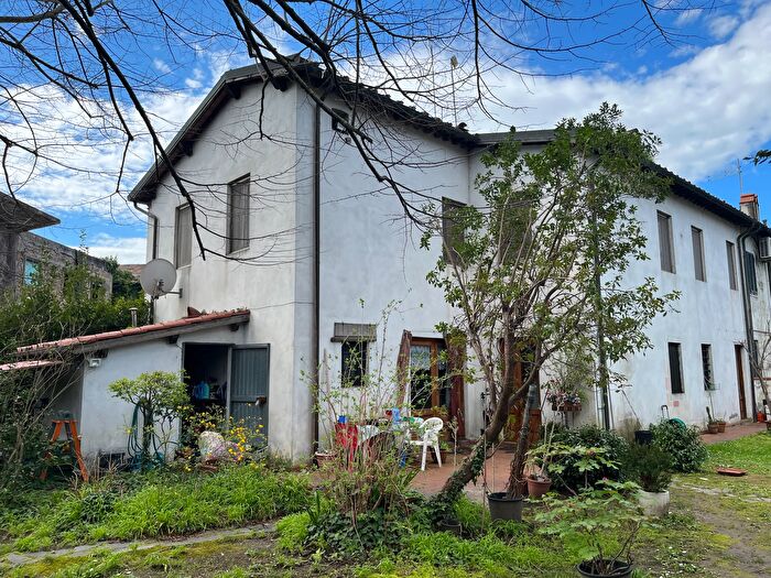 Casa con 10 locali in vendita in Lucca