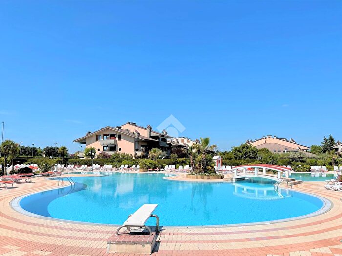 Appartamento trilocale in vendita in Via Giulio Cesare, Desenzano Del Garda