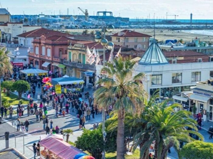 Appartamento bilocale in affitto in Viale Giosuè Carducci, Lungomare, Viareggio