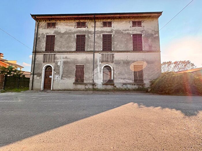 Casa con 6 locali in vendita in Via Porcellasco Persico, Persico Dosimo