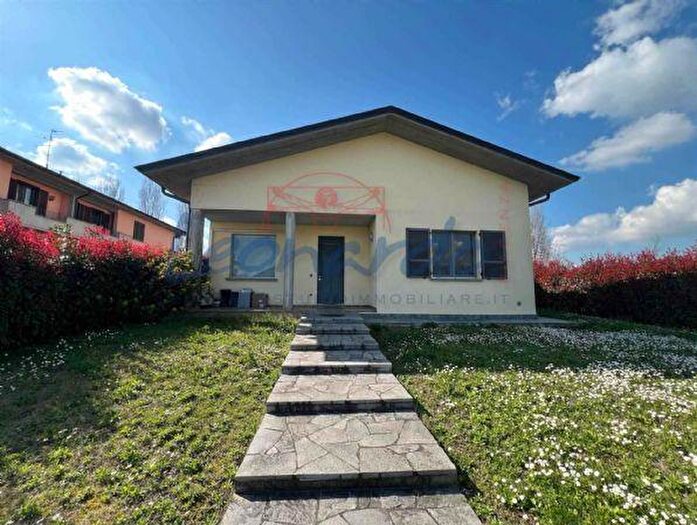 Casa con 9 locali in vendita in Via Gasparini, Rivergaro