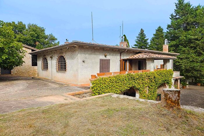 Casa con 7 locali in vendita in Sovicille