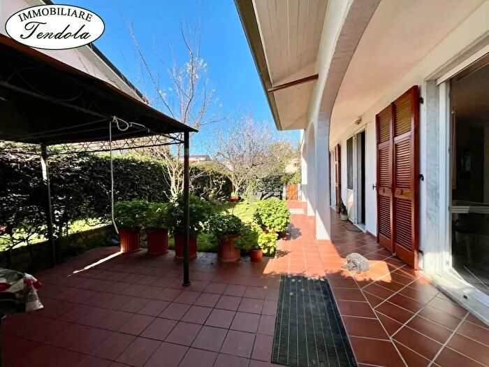 Casa con 7 locali in vendita in Luni