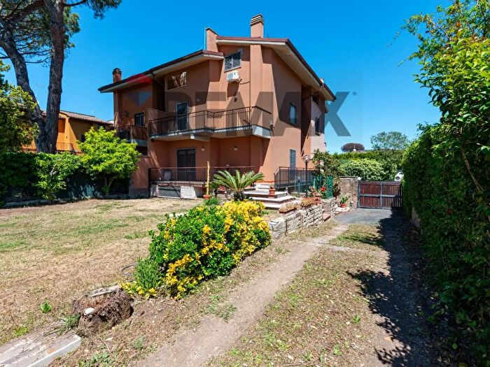 Casa con 8 locali in vendita in Via Stesicoro, Roma