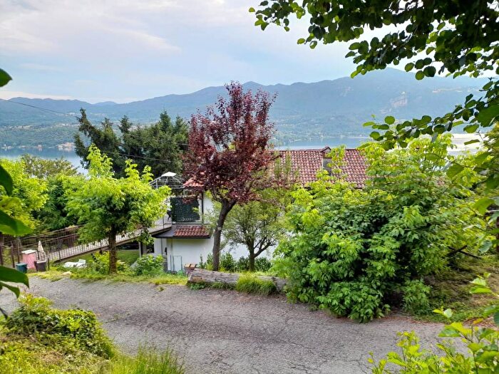 Appartamento trilocale in affitto in Regione Persichello, Vacciaghetto, Ameno