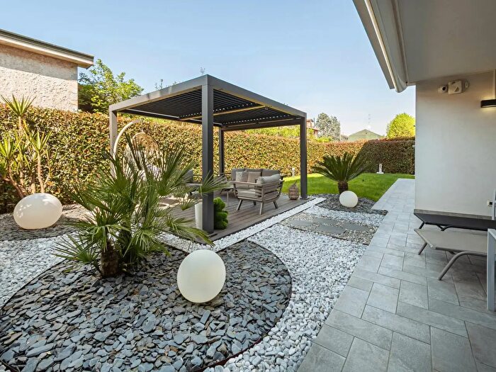 Appartamento trilocale in vendita in Via Adamello, Carugate