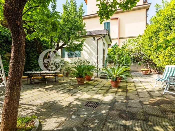 Casa con 14 locali in vendita in Via XXIV Maggio, Firenze