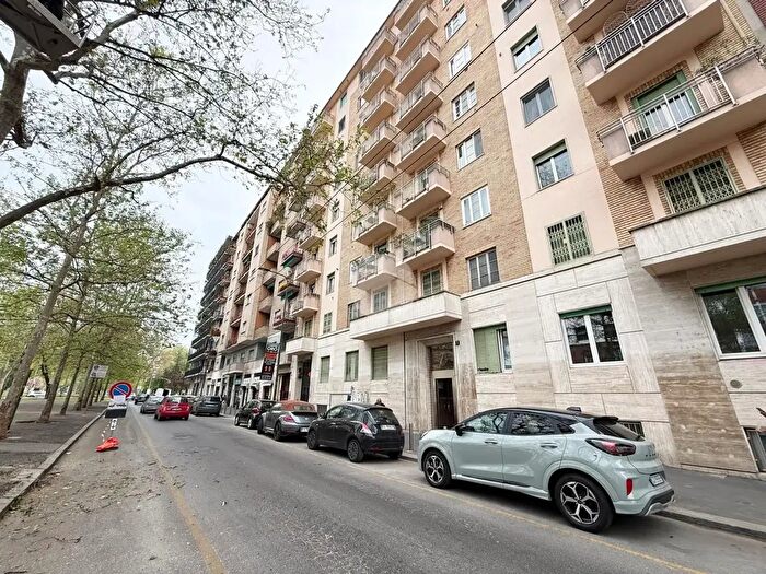 Appartamento trilocale in vendita in Via Osoppo, Milano