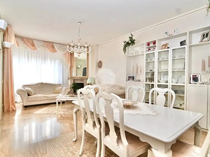 Appartamento quadrilocale in vendita in Via San Carlo Borromeo, Rho