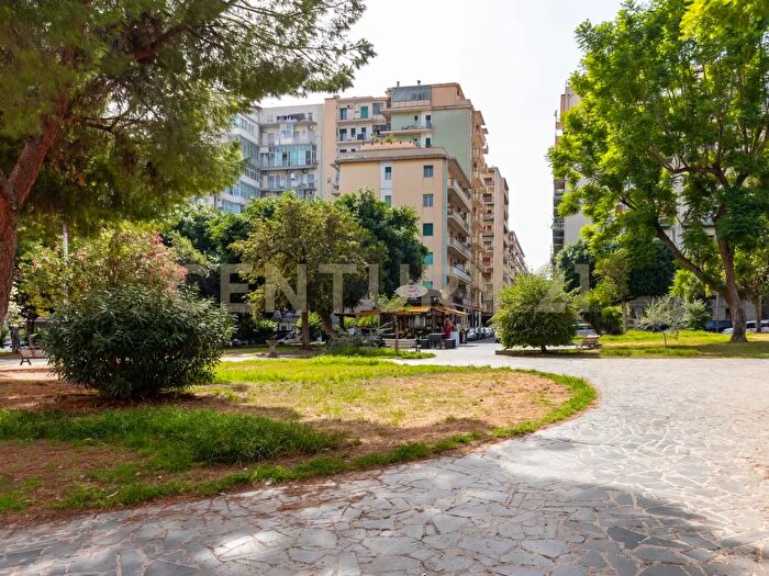 Appartamento con 5 locali in vendita in Via Vincenzo De Simone, Catania