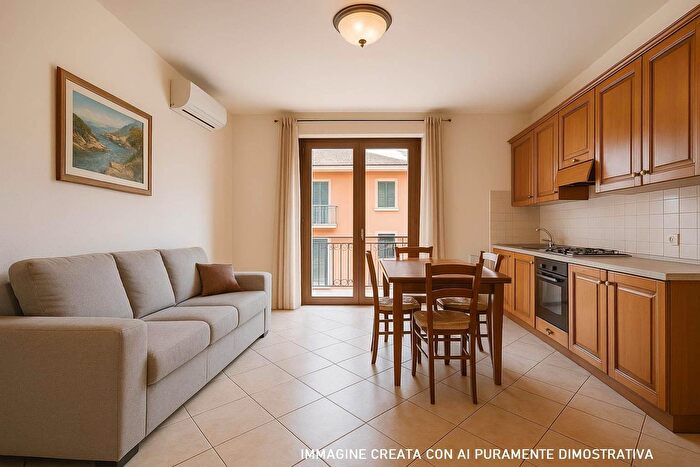 Appartamento con 6 locali in vendita in Via Pisa, Mondragone