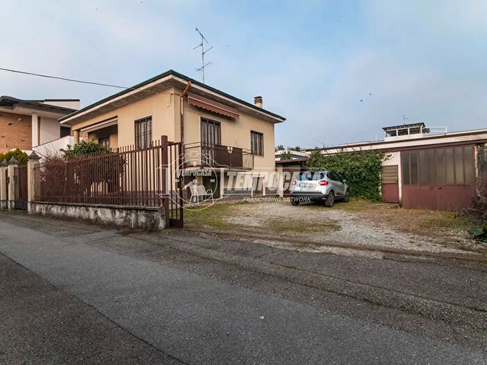Casa quadrilocale in vendita in Via Torino, Paderno Dugnano