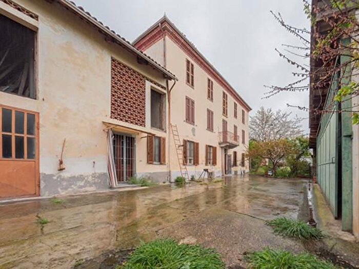 Casa con 6 locali in vendita in Strada Valle Re in Frazione Vaglierano, Asti