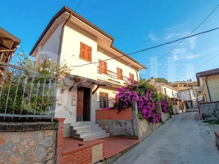 Casa con 5 locali in vendita in Carrara
